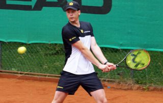 Philipp Wurzer stellte erneut seine sehr gute Form unter Beweis und steuerte zwei Punkte zum 8:1-Heimerfolg gegen den TC Amberg am Schanzl II bei.