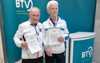 TGN-Spieler Gerhard Specht (l.), hier mit seinem Finalgegner Friedhelm Knippertz (r.), gewann in Nürnberg in der Altersklasse 85+ die Bayerische Hallenmeisterschaft der Senioren. Foto: BTV