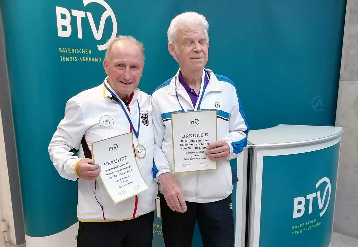 TGN-Spieler Gerhard Specht (l.), hier mit seinem Finalgegner Friedhelm Knippertz (r.), gewann in Nürnberg in der Altersklasse 85+ die Bayerische Hallenmeisterschaft der Senioren. Foto: BTV